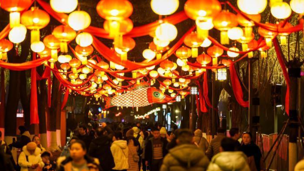 武汉新年灯会点亮小年夜