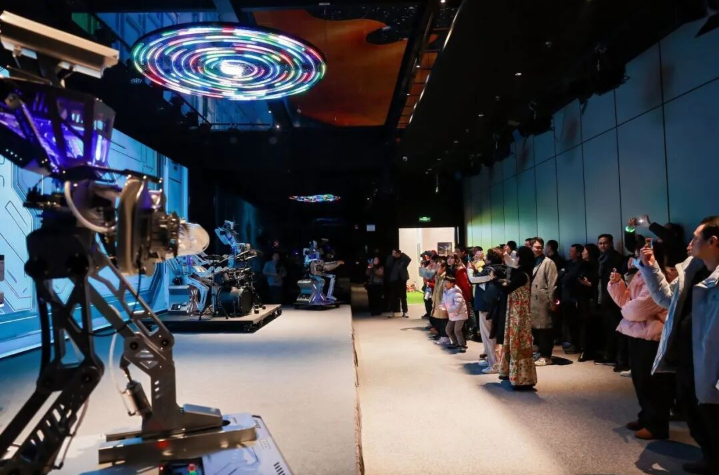 摸摸机器狗，操控机器人，机器人体验馆引来亲子活动热