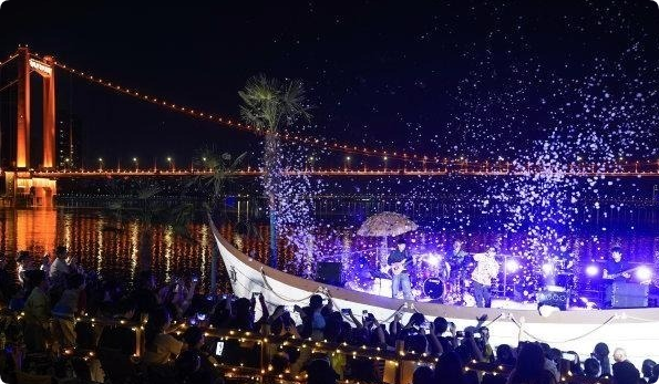 落日为幕，江水为弦，昔日工业码头燃动江城浪漫