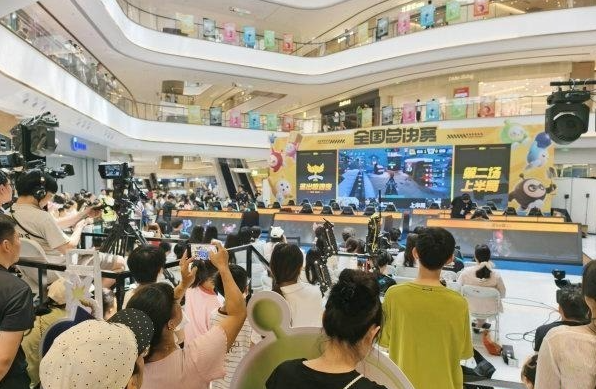 商场变身电竞赛场，夏日消费场景再添热度